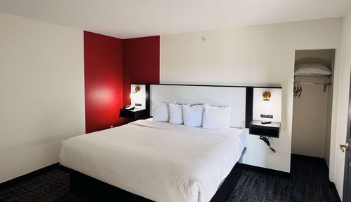 Suite, 1 King Bed, Non Smoking (One-Bedroom, Track View)