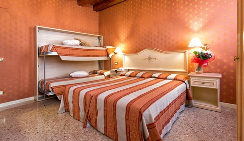 Familiare (2 adulti e due bambini con letto a castello) Edificio separato