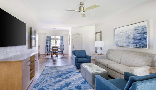 1 BEDROOM 1 KING DELUXE SUITE