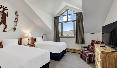 Condo, Multiple Beds ( + Den)