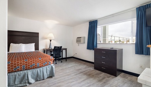 Deluxe Suite, 1 King Bed, Kitchenette