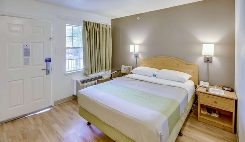 Standard Room, 1 Queen Bed, Accessible, Smoking