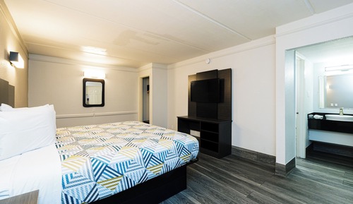 Standard Room, 1 King Bed, Accessible, Smoking