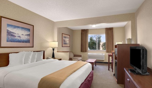 Suite, 1 King Bed, Accessible, Non Smoking (Mobility)