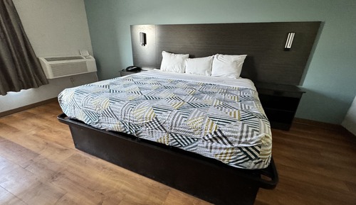 Deluxe Room, 1 King Bed, Smoking, Refrigerator