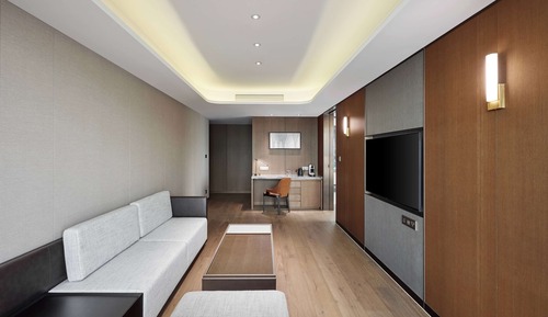 Suite, 1 King Bed, Non Smoking, Corner