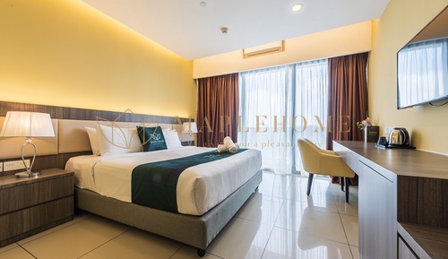 Deluxe Studio, 1 King Bed, Balcony