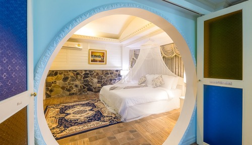 Honeymoon Suite