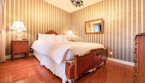 Classic Suite, Double Murphy bed