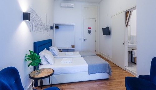 Deluxe Triple Room, Private Bathroom
