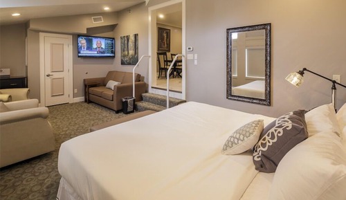 Bi-Level King Suite (406)