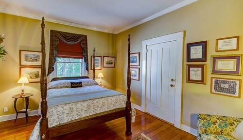 Elite Room, 1 Queen Bed (JM Swords)