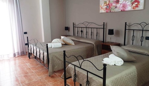 Standard Triple Room, Private Bathroom (Tripla Finestra)