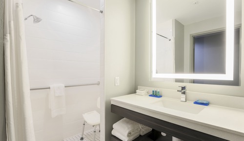 Room, 2 Queen Beds, Accessible (Roll-In Shower)