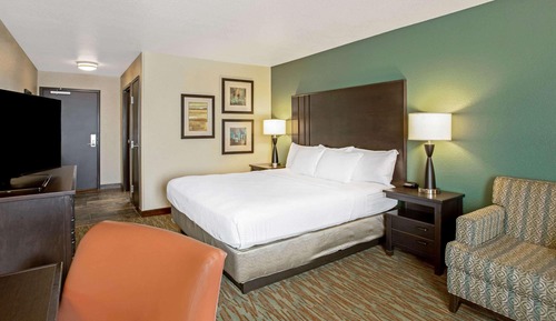 Suite, 1 King Bed, Accessible, Non Smoking (Mobility/Hearing Impaired Accessible)