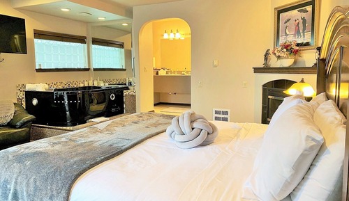 Suite, 1 King Bed, Hot Tub