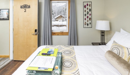 Standard Room, 1 Queen Bed, Private Bathroom, Park View (Pet Friendly)