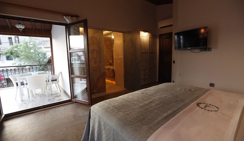 Presidential Suite, Jetted Tub, Garden View