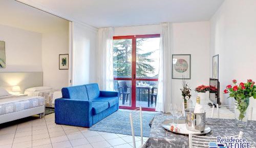 Deluxe One-Bedroom Apartment