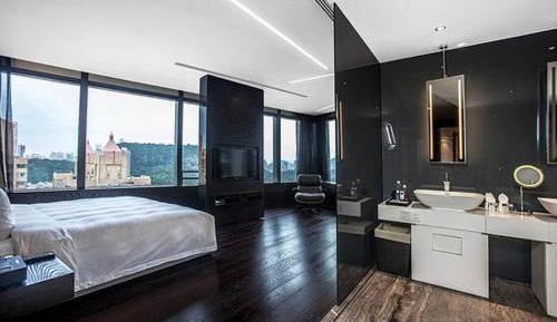 Superior King Suite