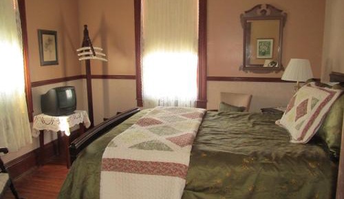 Queen Room with Private External Bathroom (Victoria)