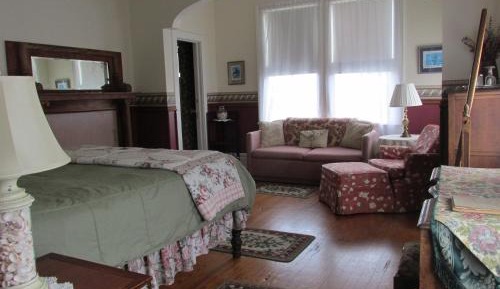 Double Room with Private Bathroom (Elizabeth)