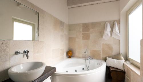 Deluxe Suite with Spa Bath