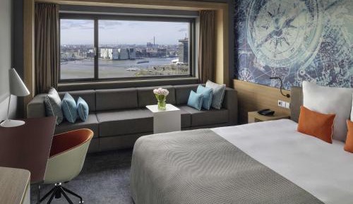 Superior King Room with View