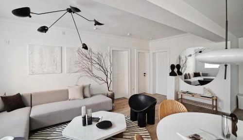 Four-Bedroom Apartment with Balcony 