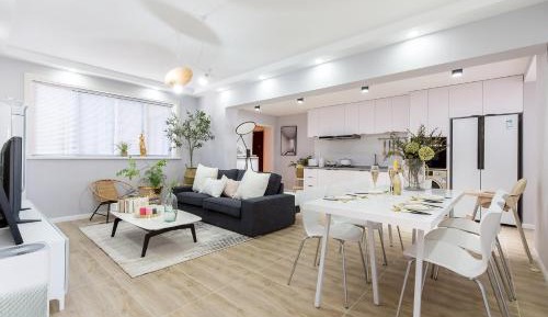 Four-Bedroom Apartment with Balcony 