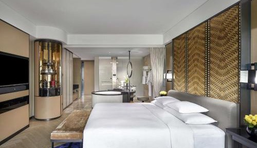 Luxury King Room with Club Access inclusive Mini Bar for the first round and 20% discount in Chinese Restaurant