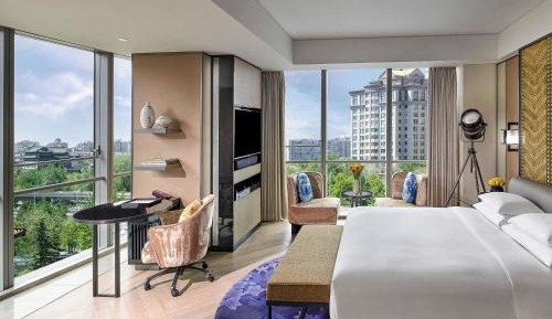 Magnifique Family Room inclusive Mini Bar for the first round and 20% discount in Chinese Restaurant 