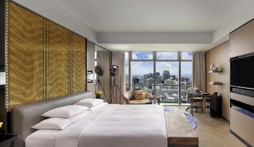 Luxury King Room with City View inclusive Mini Bar for the first round and 20% discount in Chinese Restaurant 