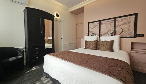 One-Bedroom Deluxe Apartment