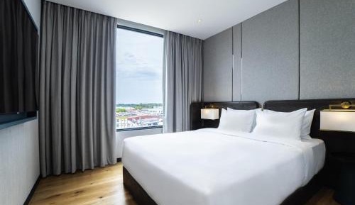 Deluxe Junior Suite with One King Bed