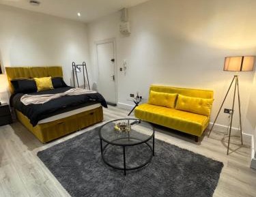 Studio Apartment with One Double Bed