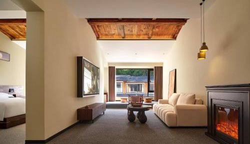 Deluxe Suite with Spa Bath