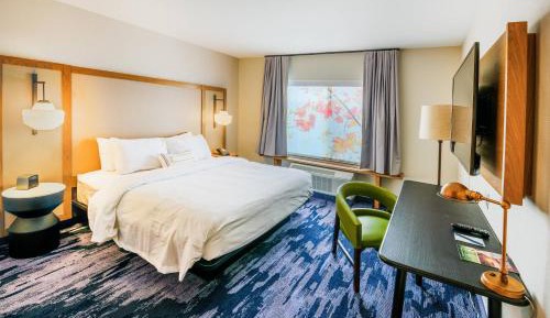 King Room with Roll-in Shower - Mobility Accessible