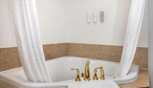 One Bedroom King Suite with Spa Bath and Sofa Bed