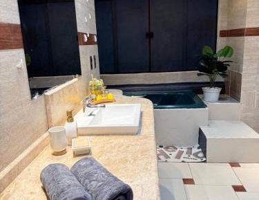 Queen Suite with Spa Bath