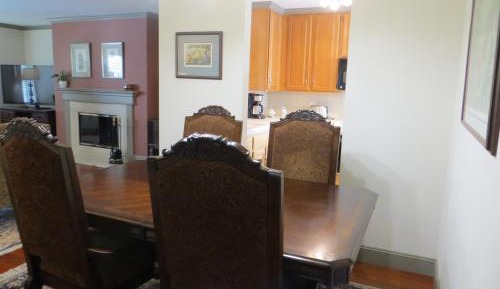 Two-Bedroom Suite with One King Bed and One Queen Bed