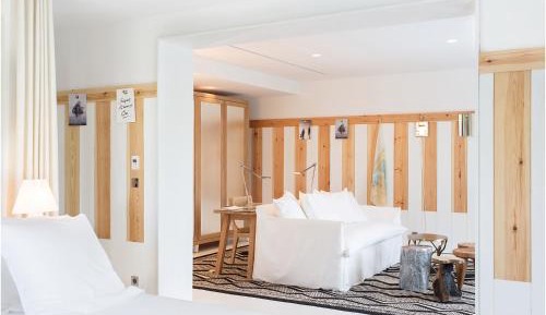 Deluxe Suite (2 People)