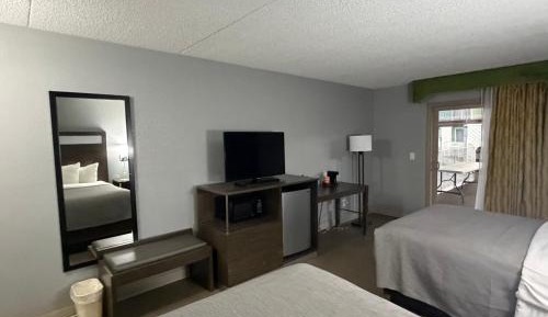 Queen Room with Pool View