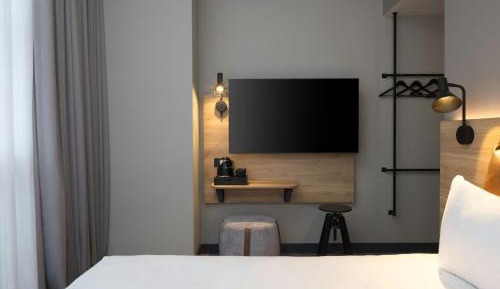 Moxy Showtime Sleeper Queen Room with City View