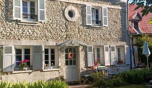 Deluxe Room (2 Adults + 1 Child)