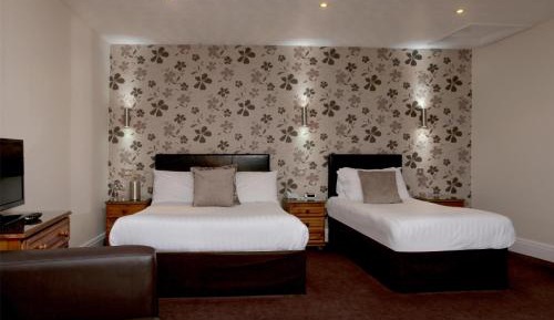 Family Room with 1 Double and 1 Twin Bed - Non-Smoking