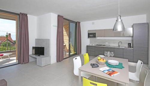 Two-Bedroom Apartment Top with Solarium and Lake View
