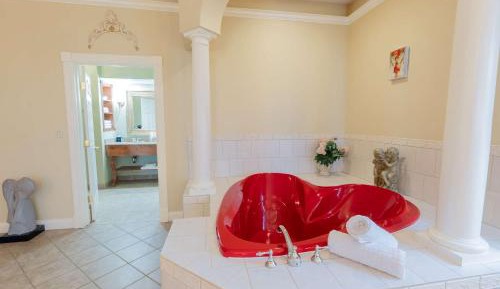 Romantic King Suite with Jacuzzi and Fireplace - Non-Smoking