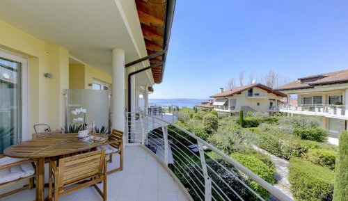 Apartment with Lake View