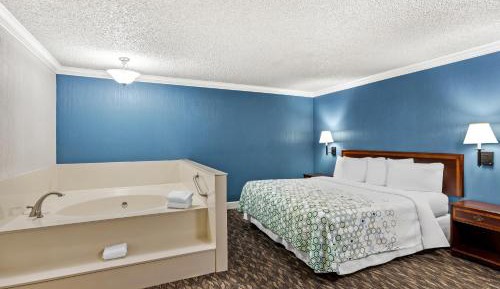 Suite King with Spa Bath Non-Smoking